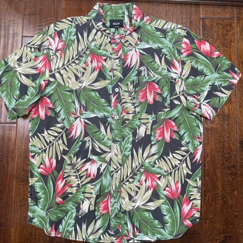 Mens short sleeve Hawaiian print shirt in black, green, red by HUF size large. - Picture 2 of 5